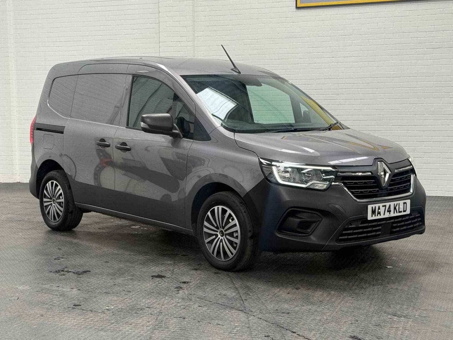 Renault Kangoo - image 1 of 89