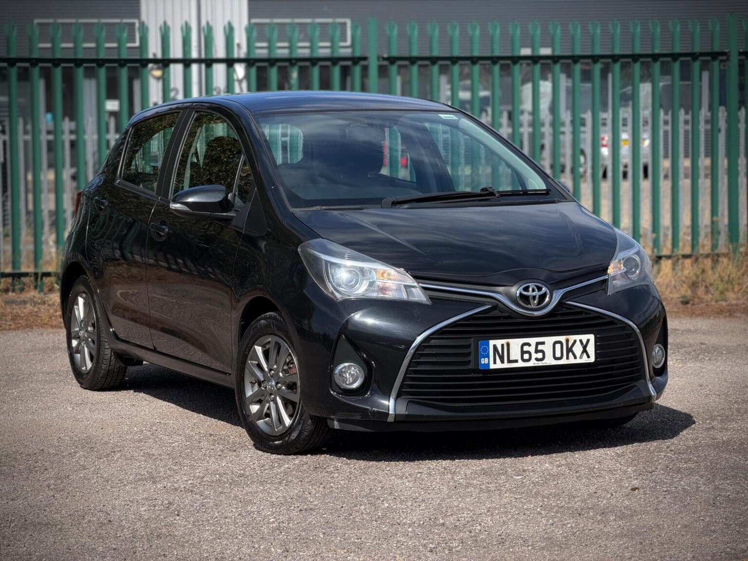 Toyota Yaris - image 1 of 50