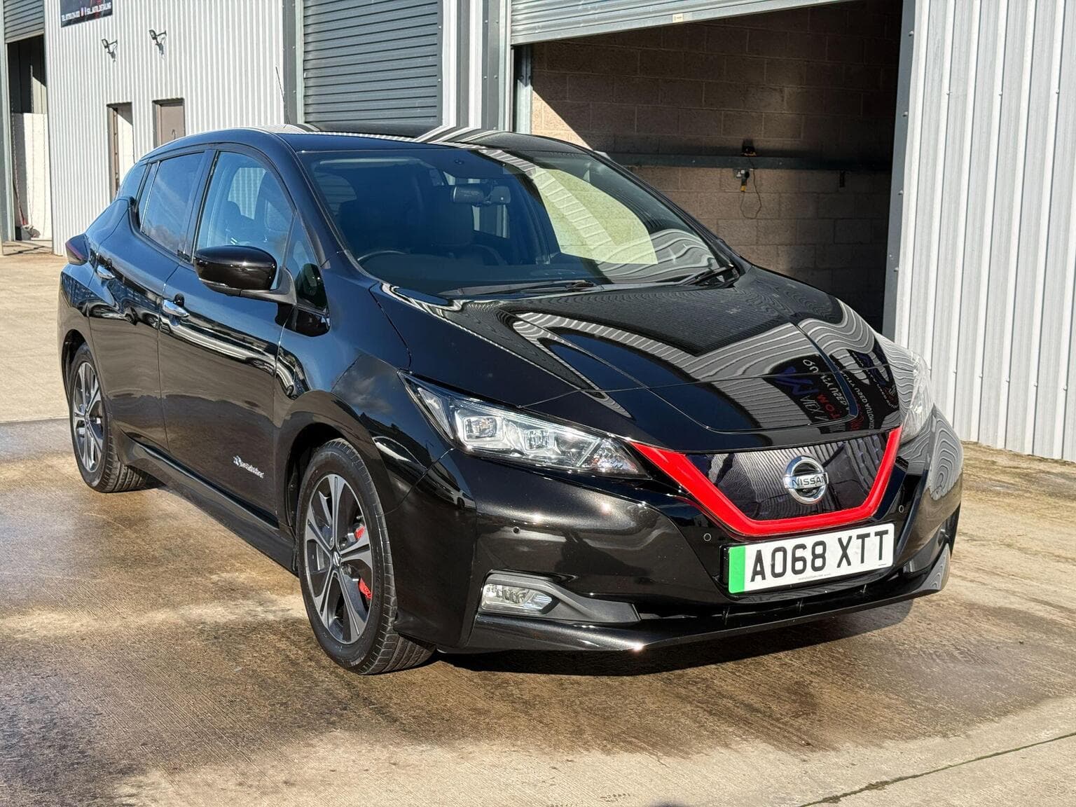 Nissan Leaf - image 1 of 13