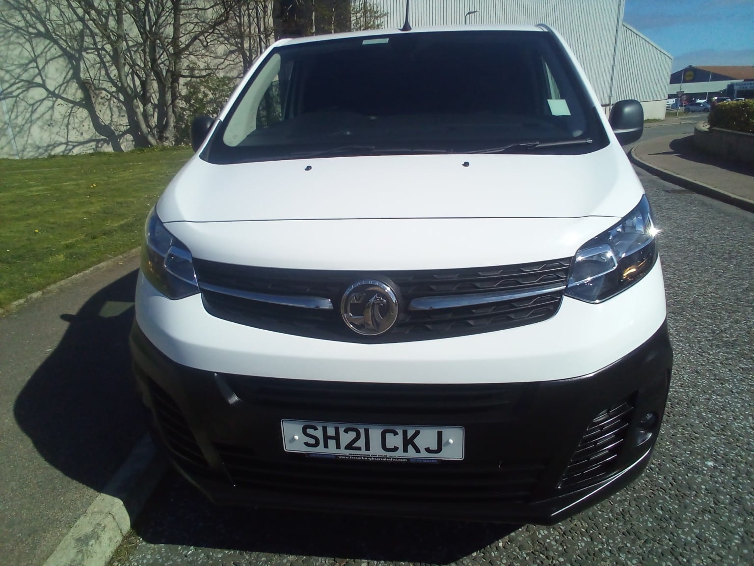 Vauxhall Vivaro - image 1 of 15
