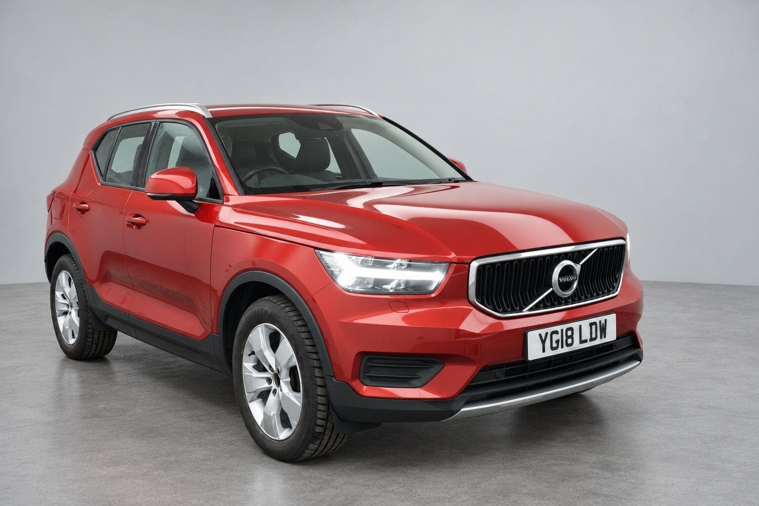 Volvo XC40 - image 1 of 14