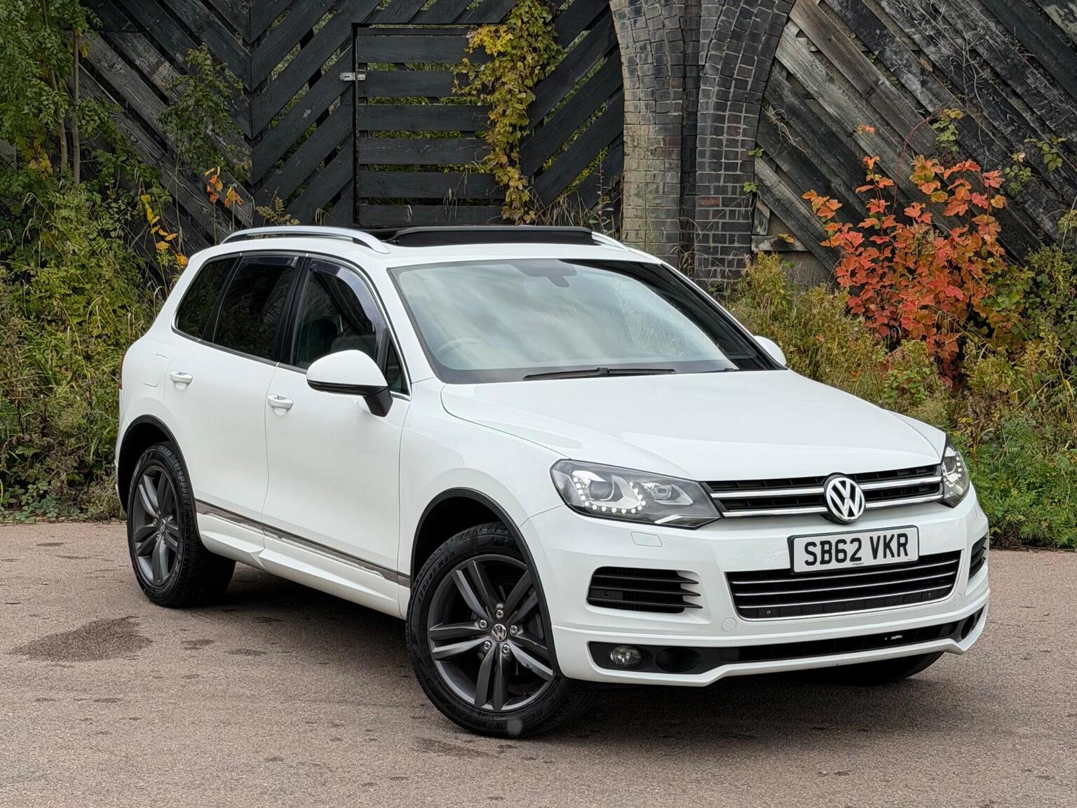 2012 Volkswagen Touareg 3.0 TDI V6 BlueMotion Tech Altitude in white — photo 1 of 55