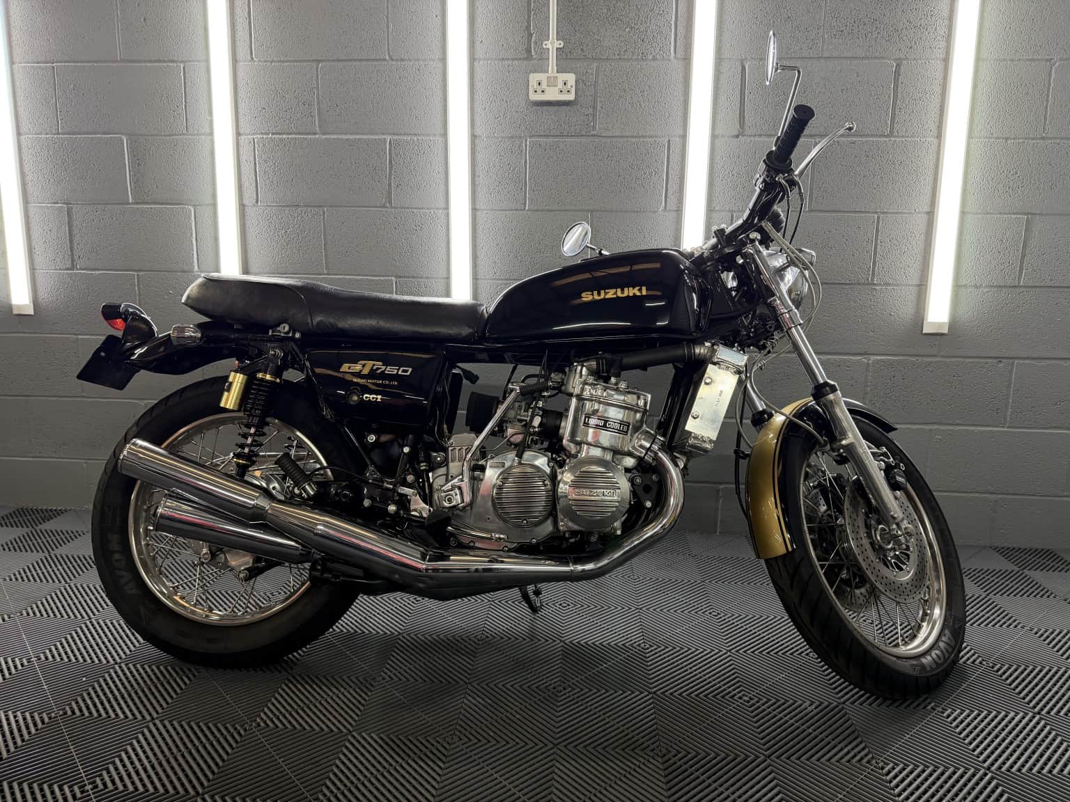 Suzuki GT - image 1 of 20