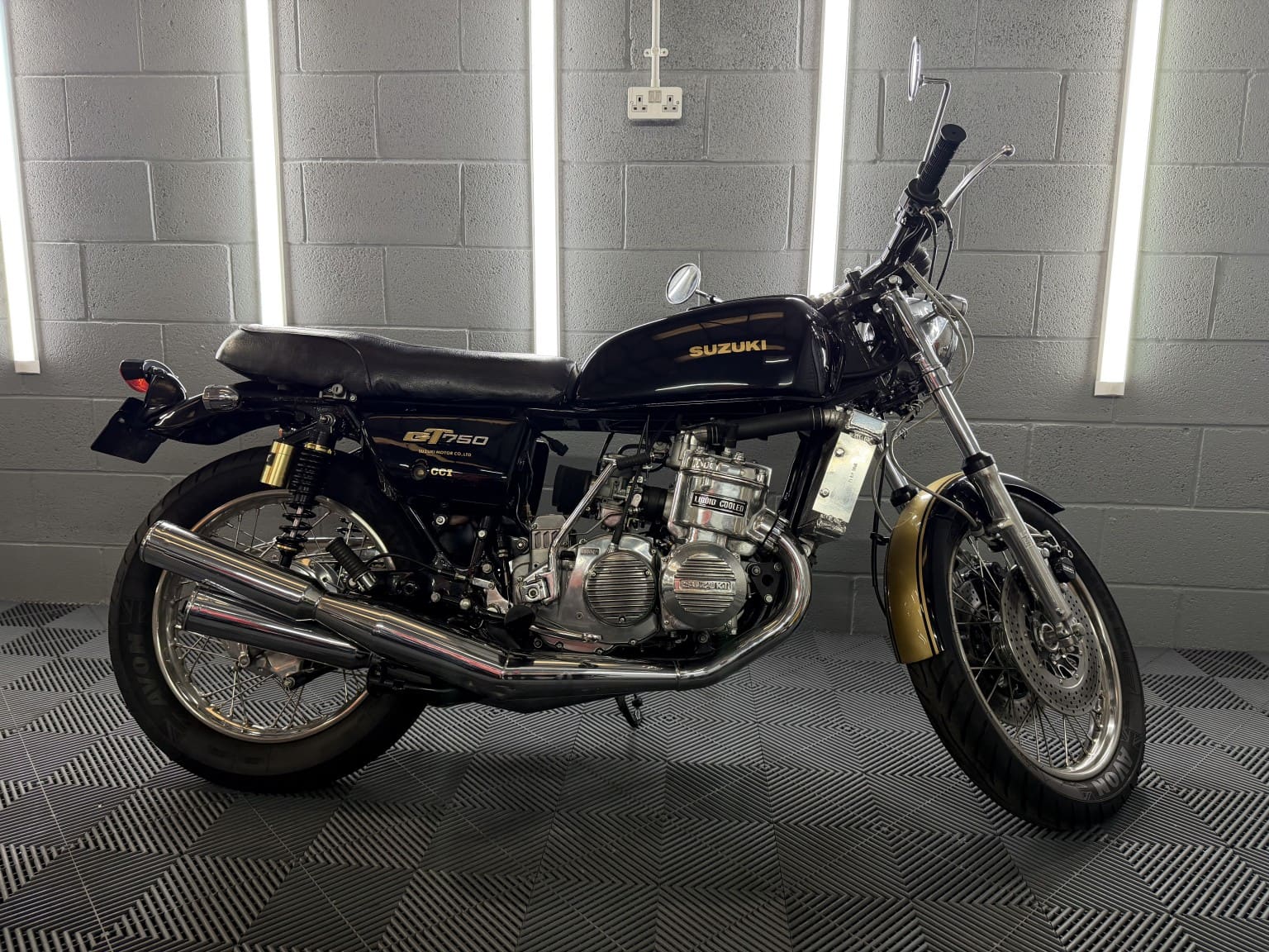 Suzuki GT - image 1 of 20