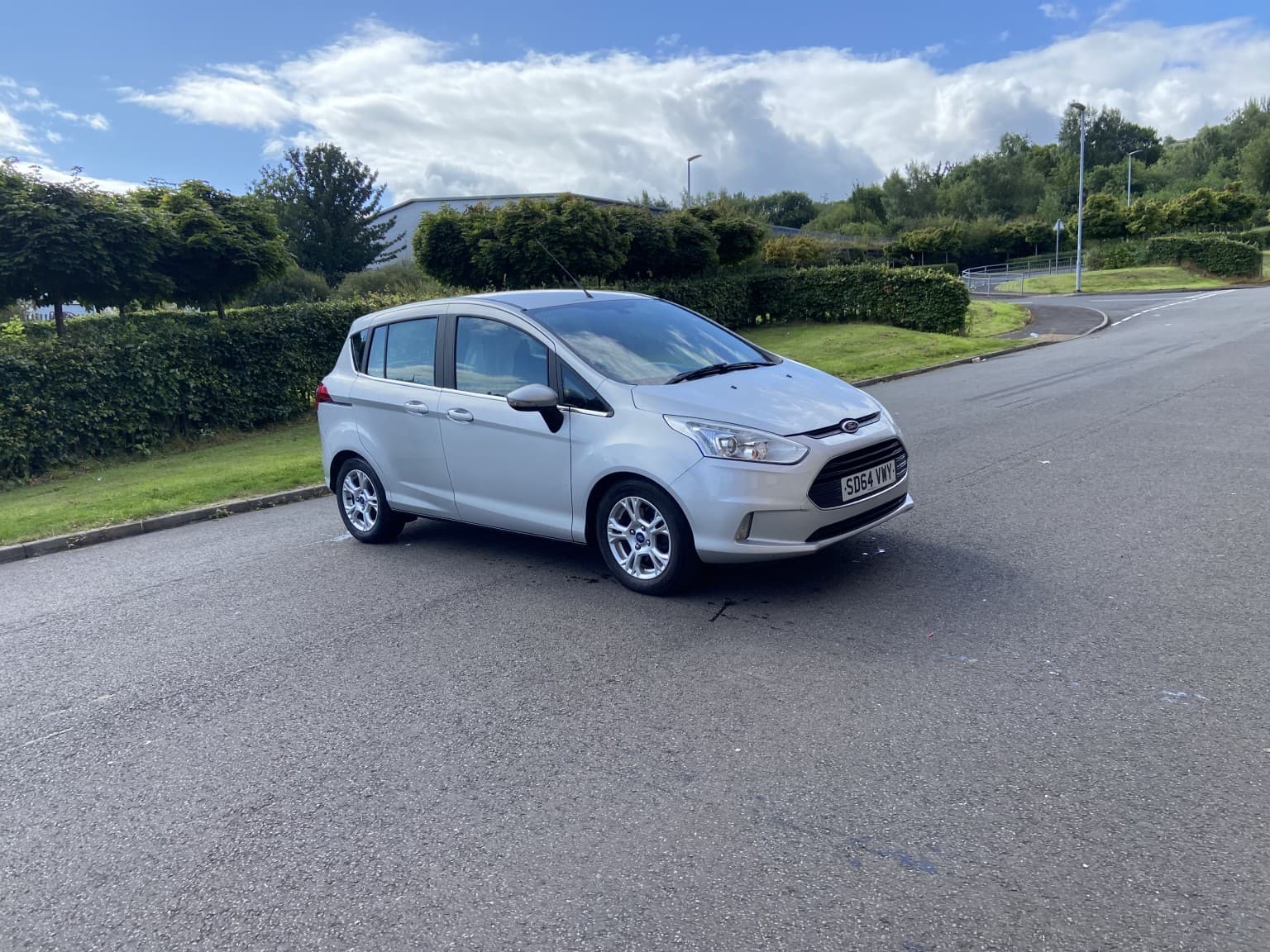 Ford B-MAX - image 1 of 16