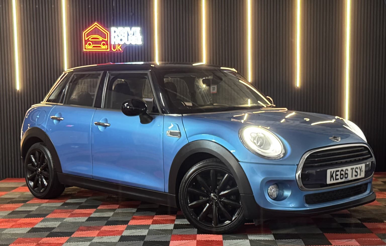 MINI Hatch - image 1 of 24
