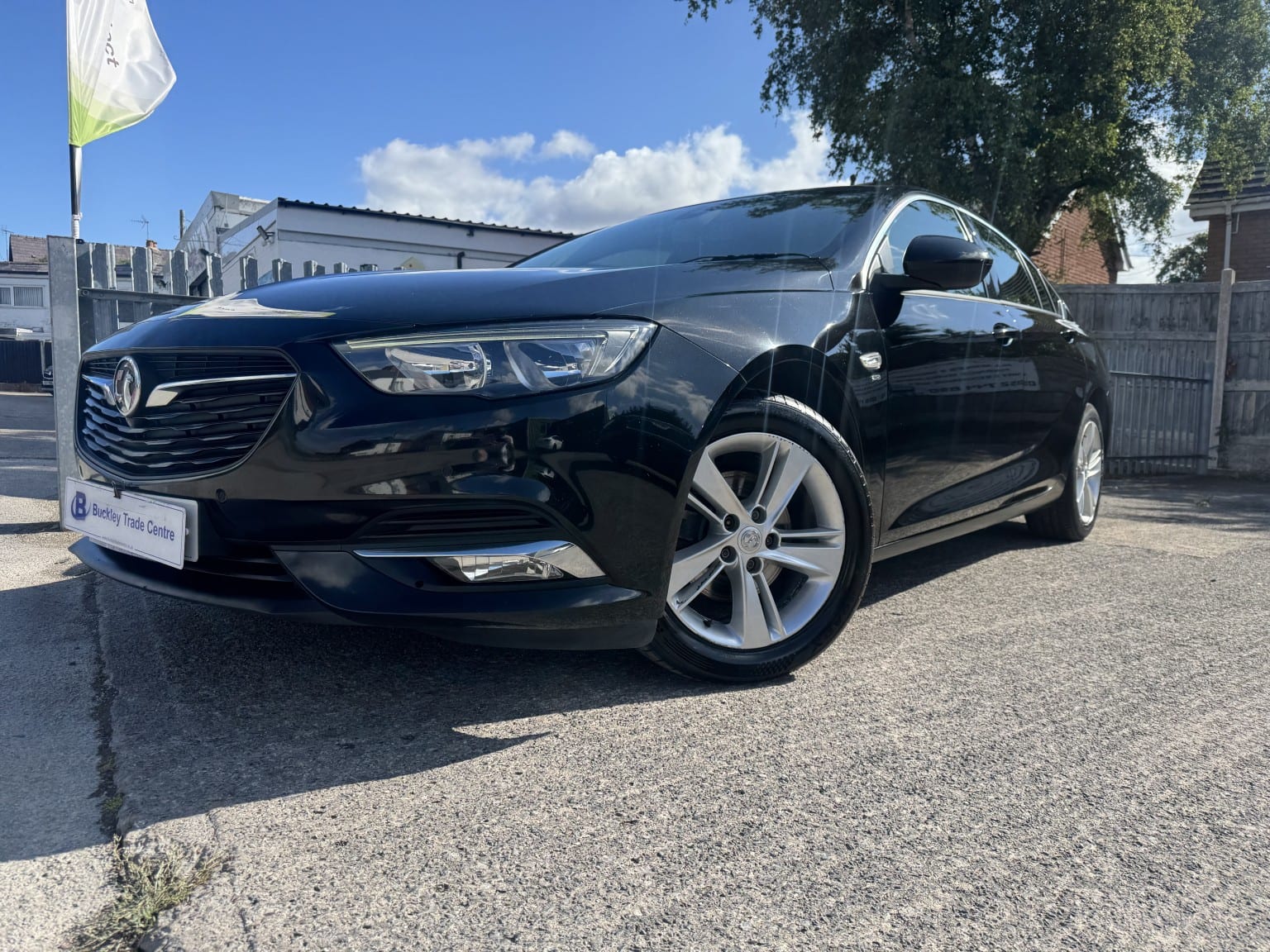 Vauxhall Insignia - image 1 of 38