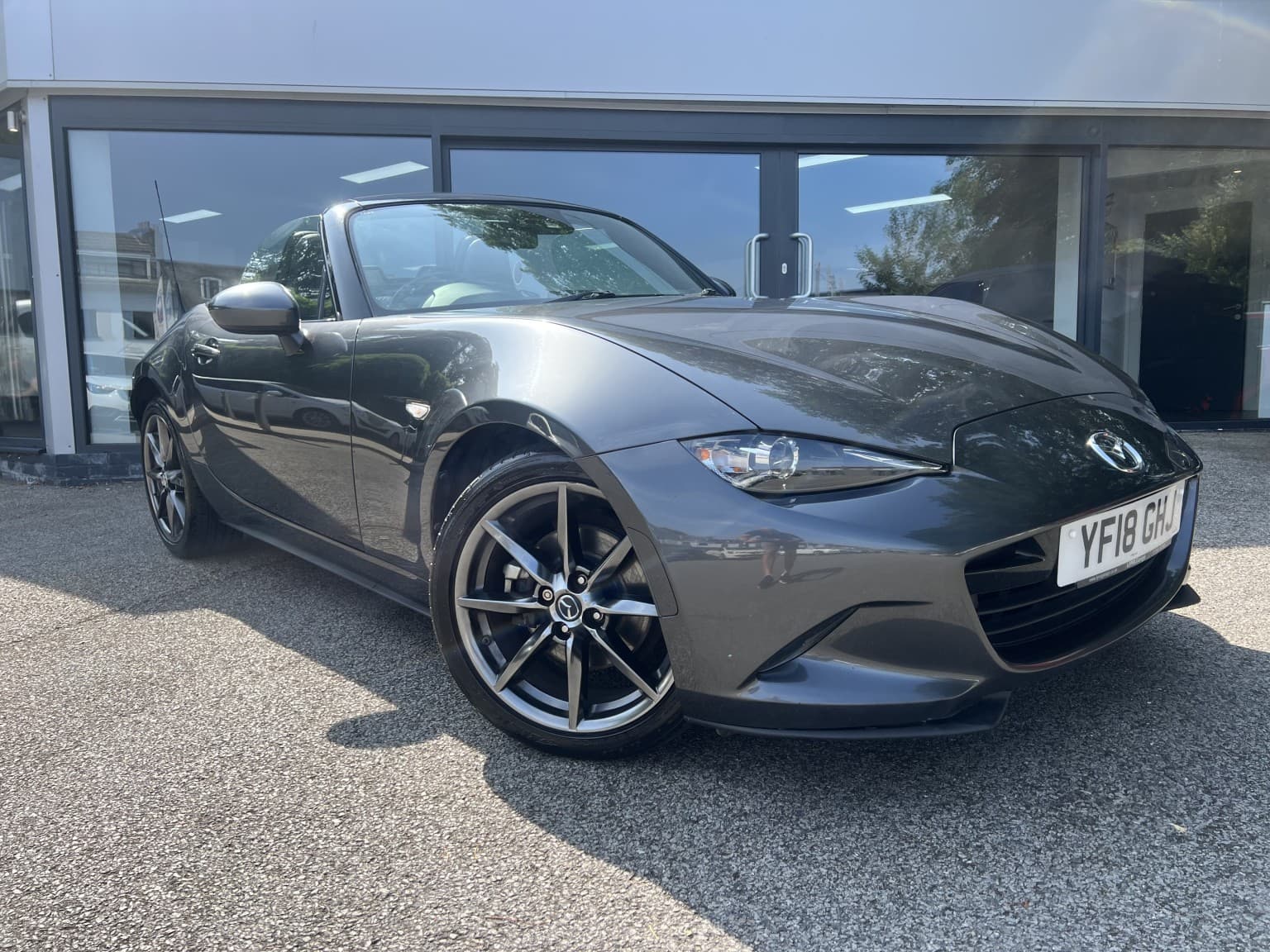 Mazda MX-5 - image 1 of 16