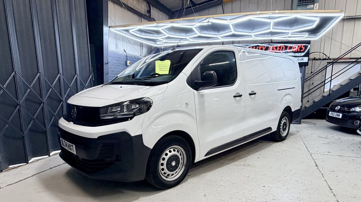 Vauxhall Vivaro - image 1 of 22