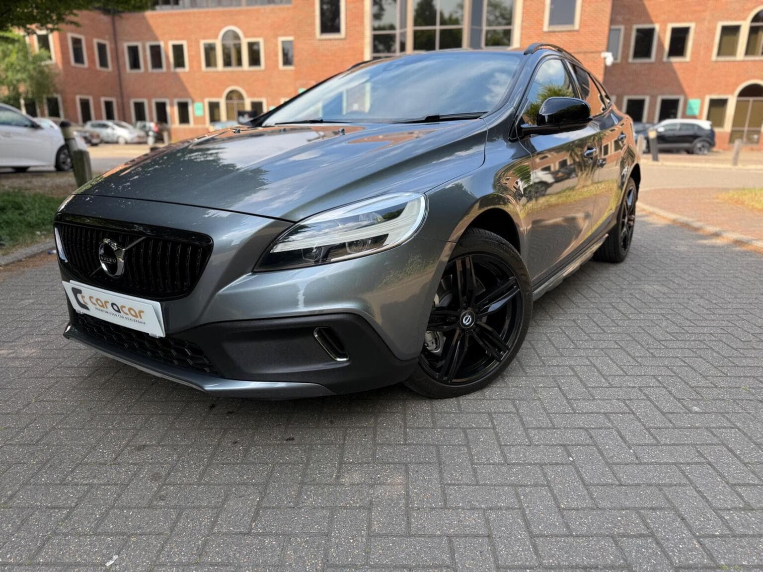Volvo V40 Cross Country - image 1 of 48