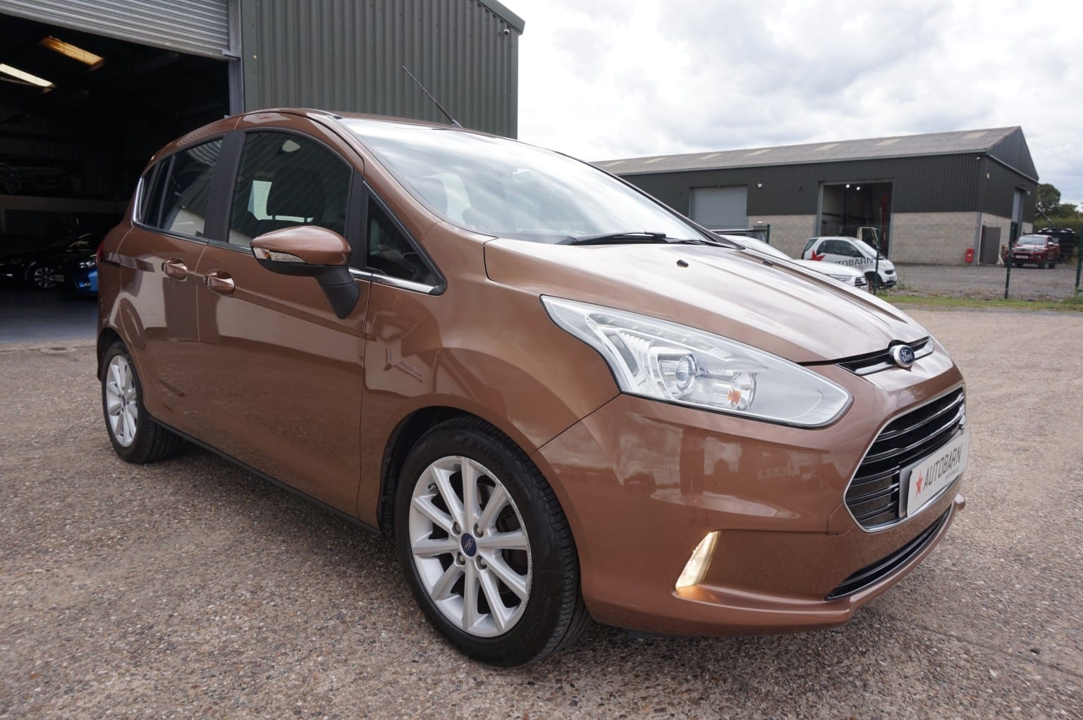 Ford B-MAX - image 1 of 40