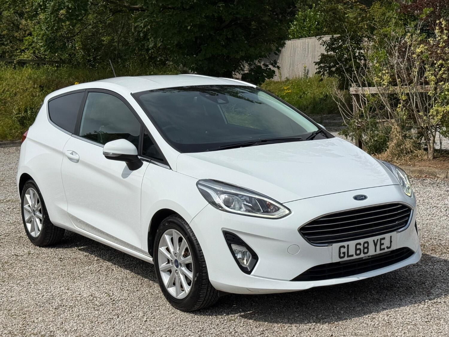 Ford Fiesta - image 1 of 19