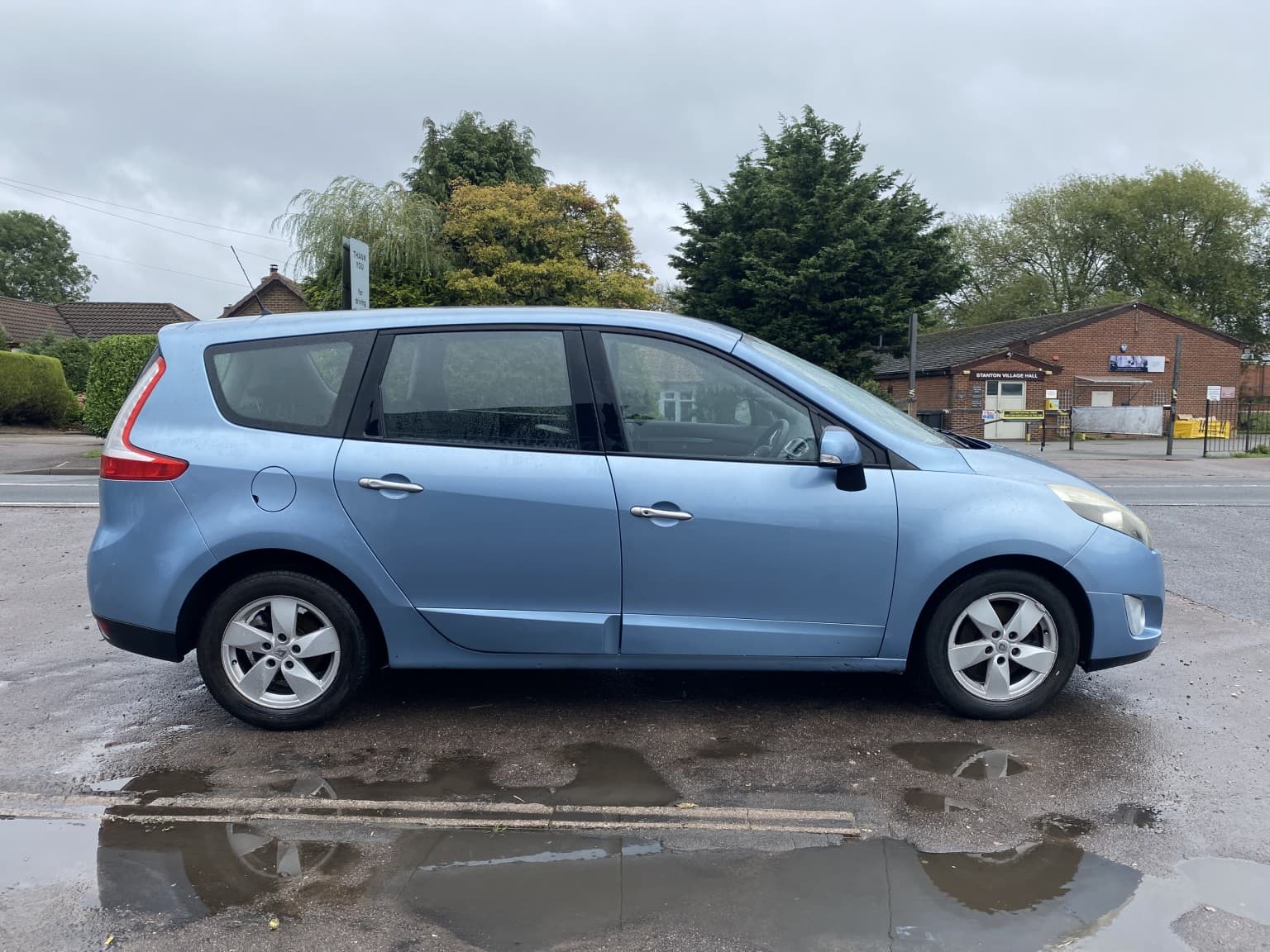 Renault Grand Scenic - image 1 of 22