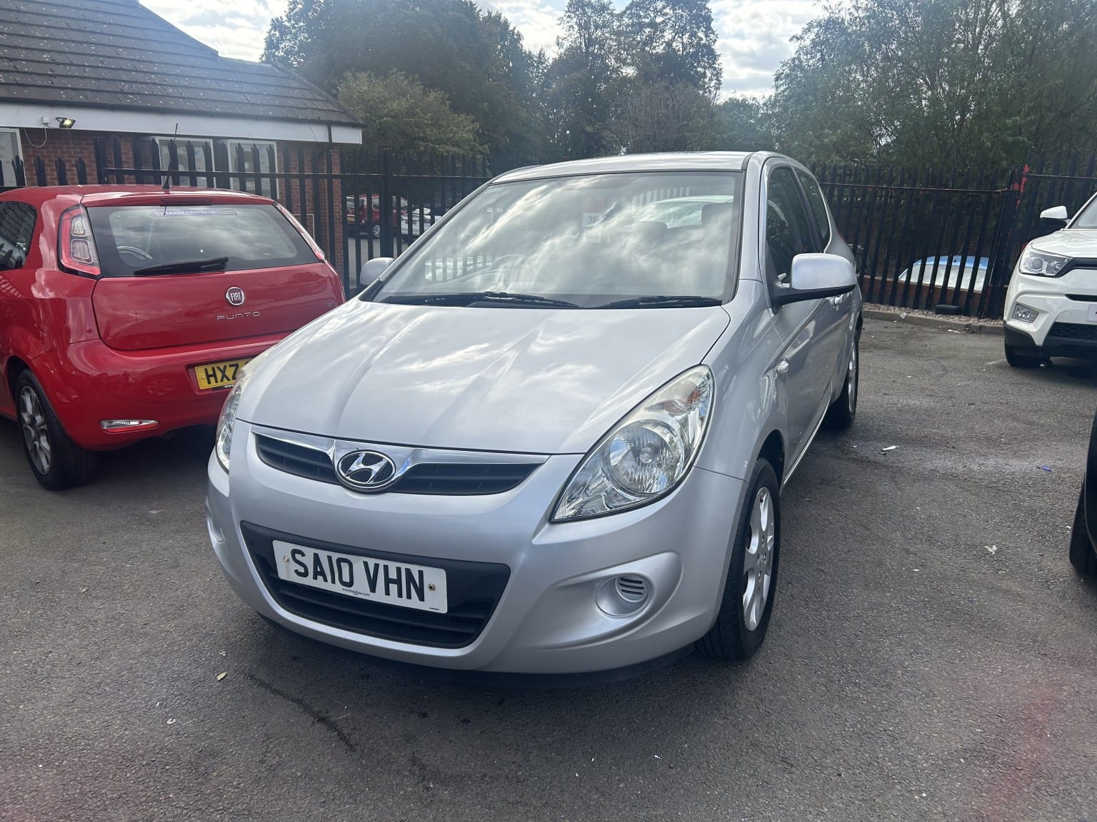 Hyundai i20 - image 1 of 44