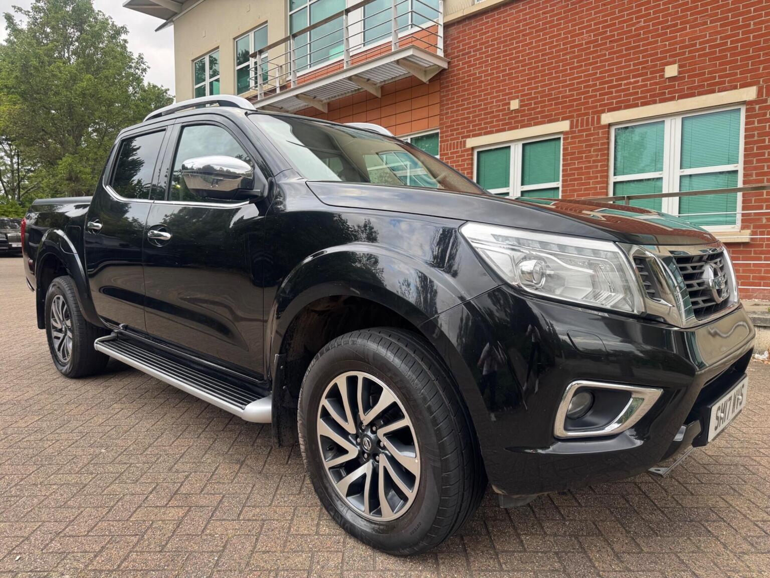 Nissan Navara - image 1 of 38