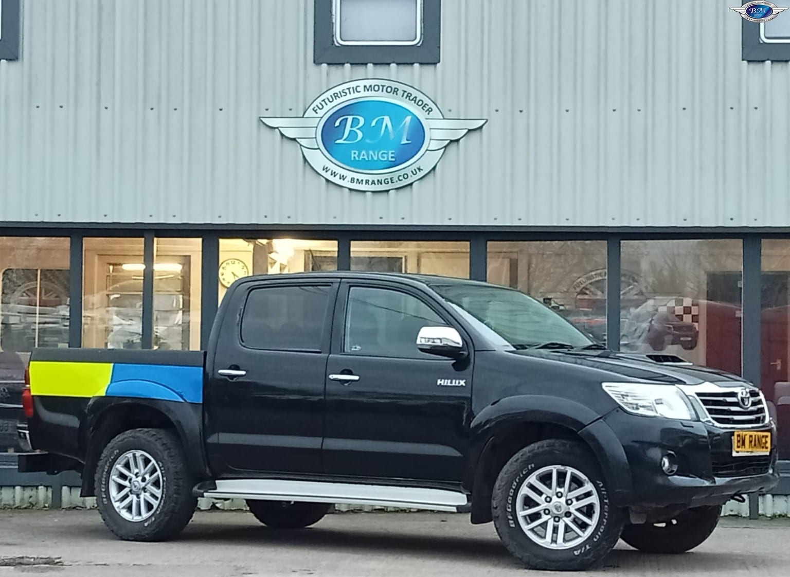 2016 Toyota Hilux 2.5 D-4D Icon in black — photo 1 of 21