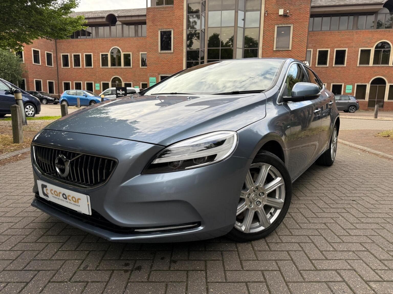 Volvo V40 - image 1 of 56