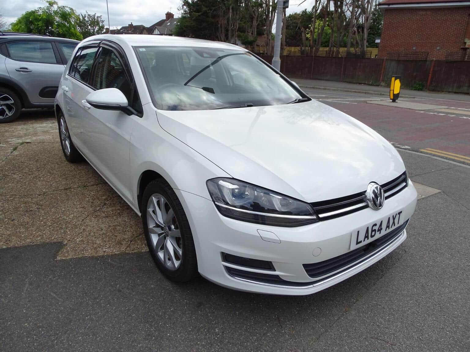 Volkswagen Golf - image 1 of 34