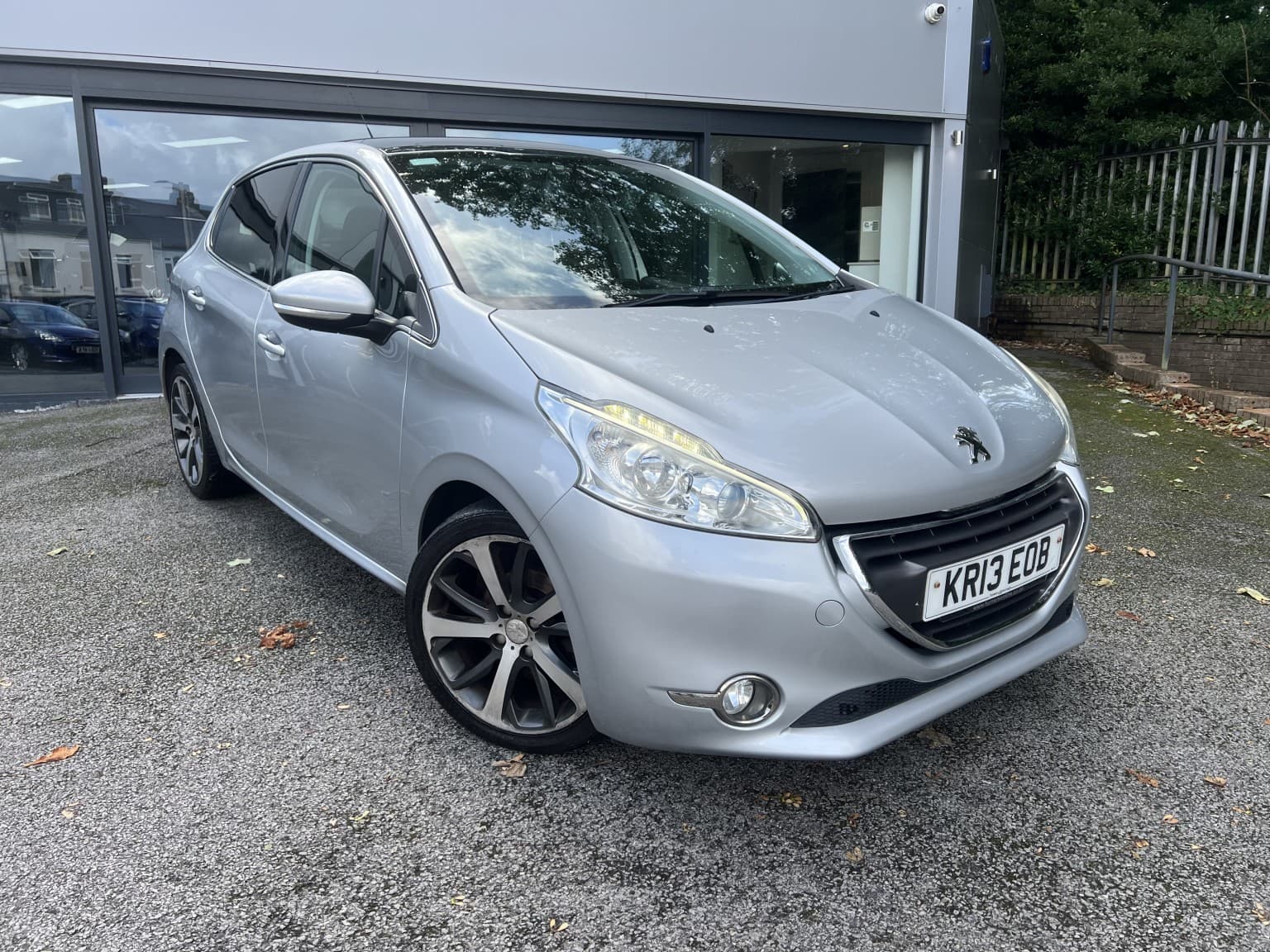 Peugeot 208 - image 1 of 18