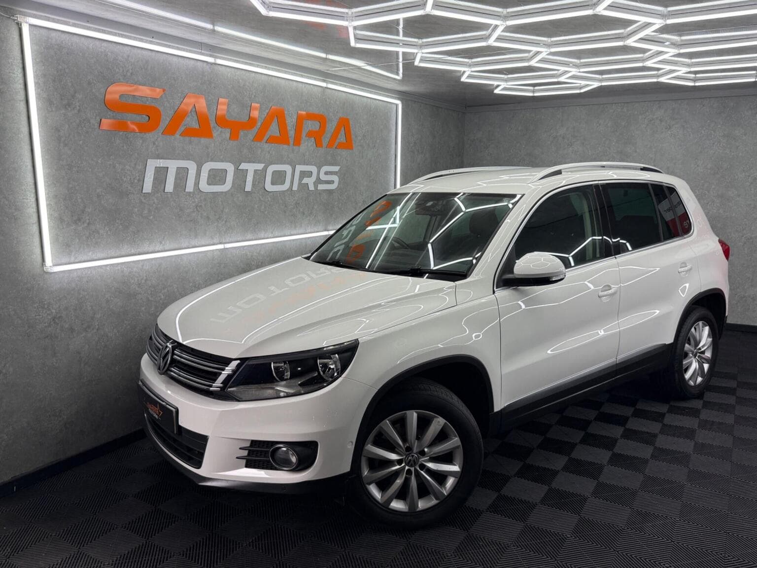 Volkswagen Tiguan - image 1 of 37