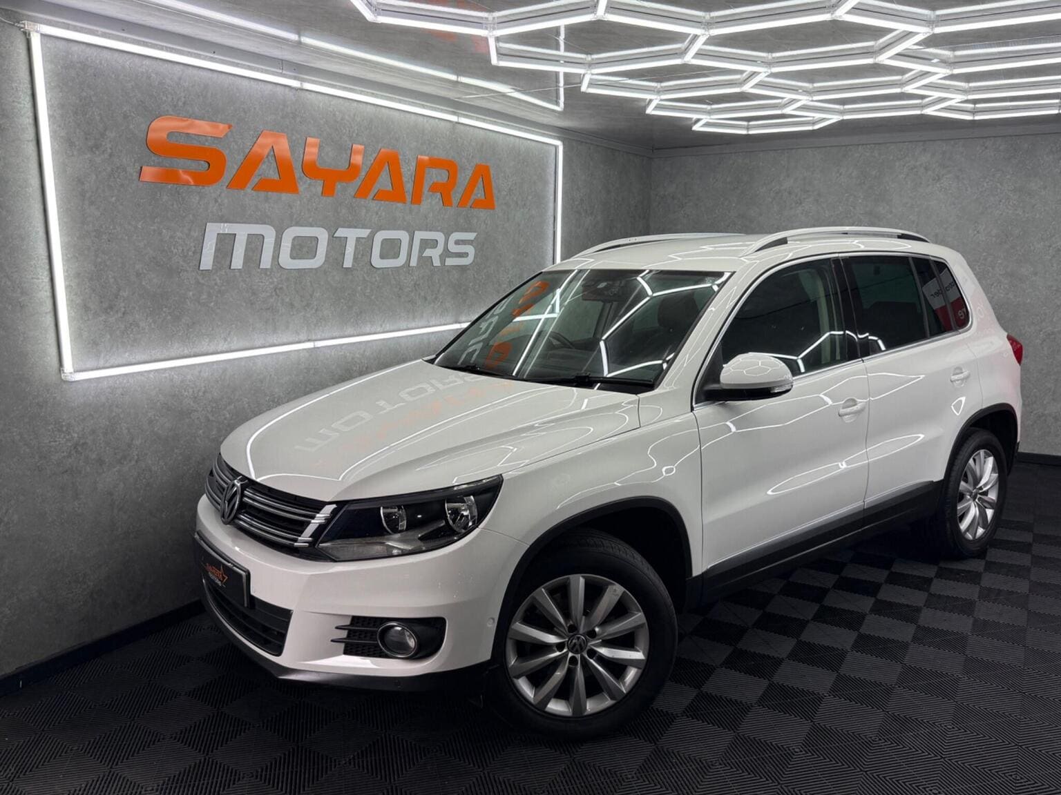 Volkswagen Tiguan - image 1 of 37