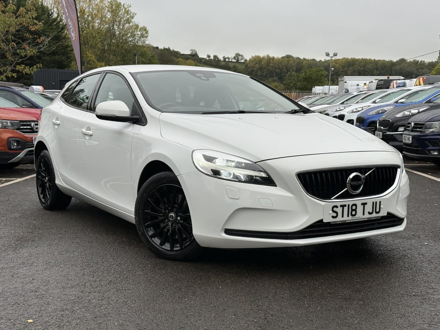 Volvo V40 - image 1 of 55