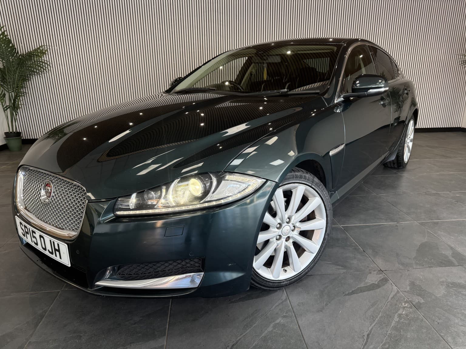 Jaguar XF - image 1 of 31