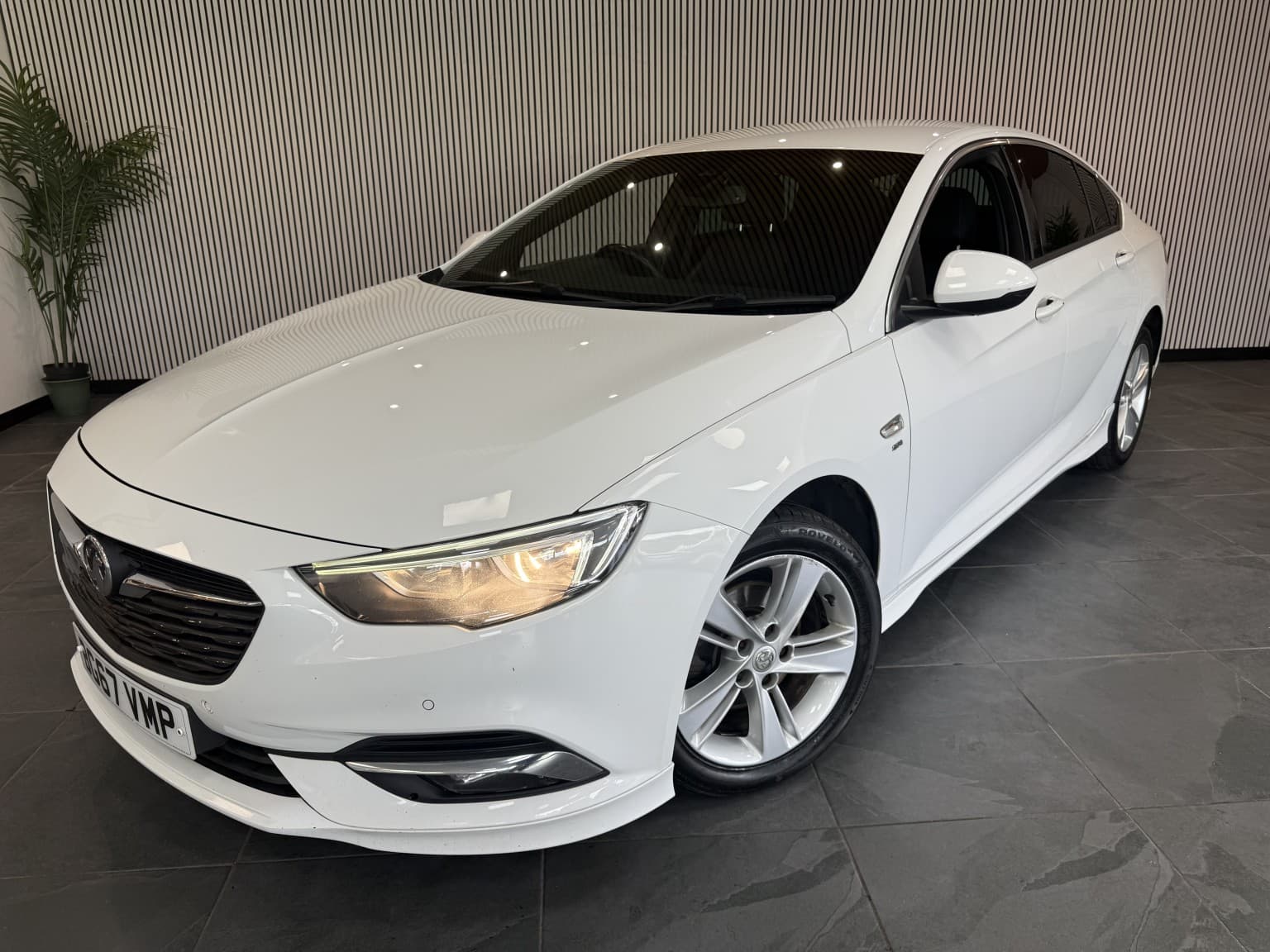 Vauxhall Insignia - image 1 of 24