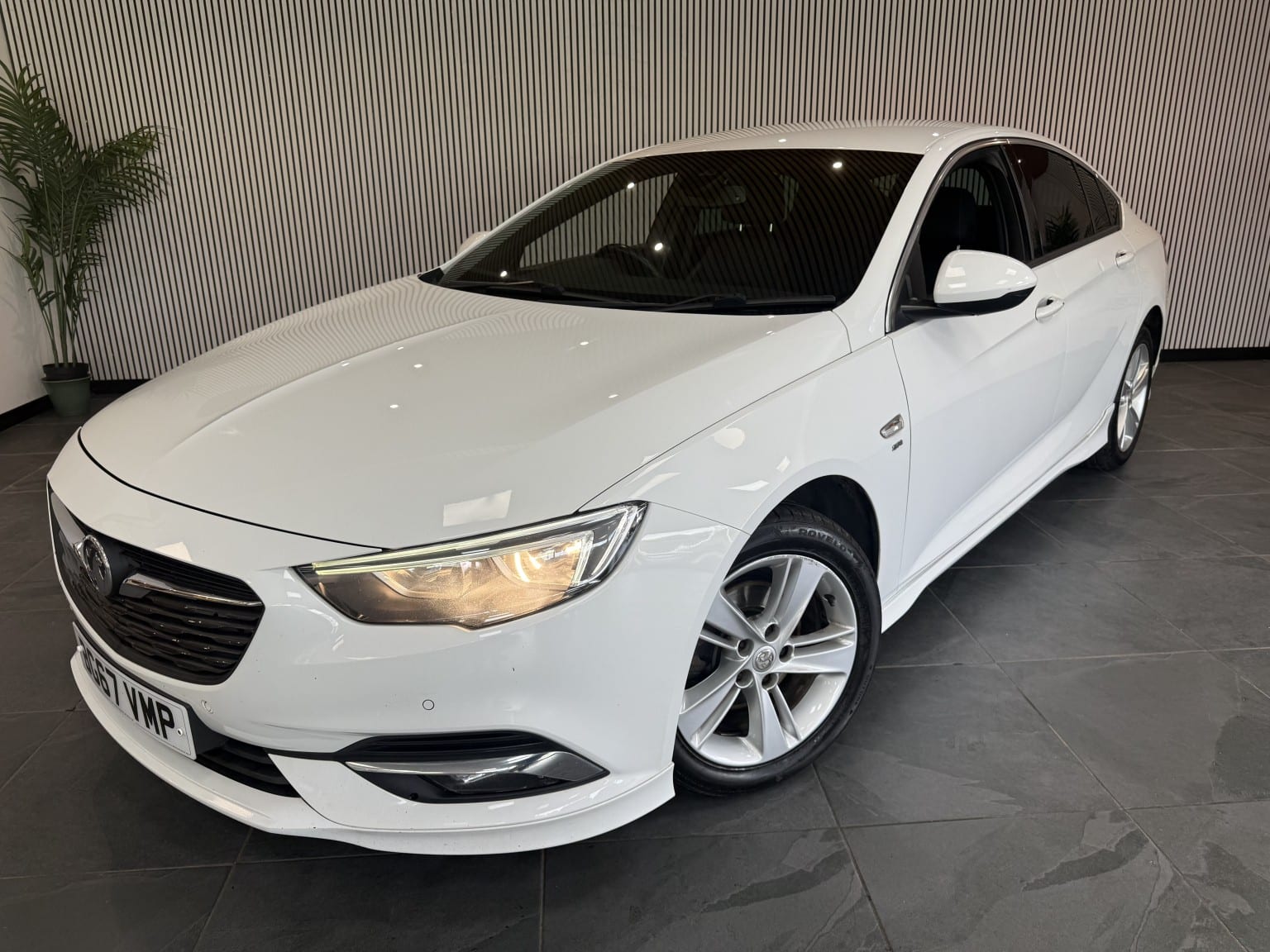 Vauxhall Insignia - image 1 of 24