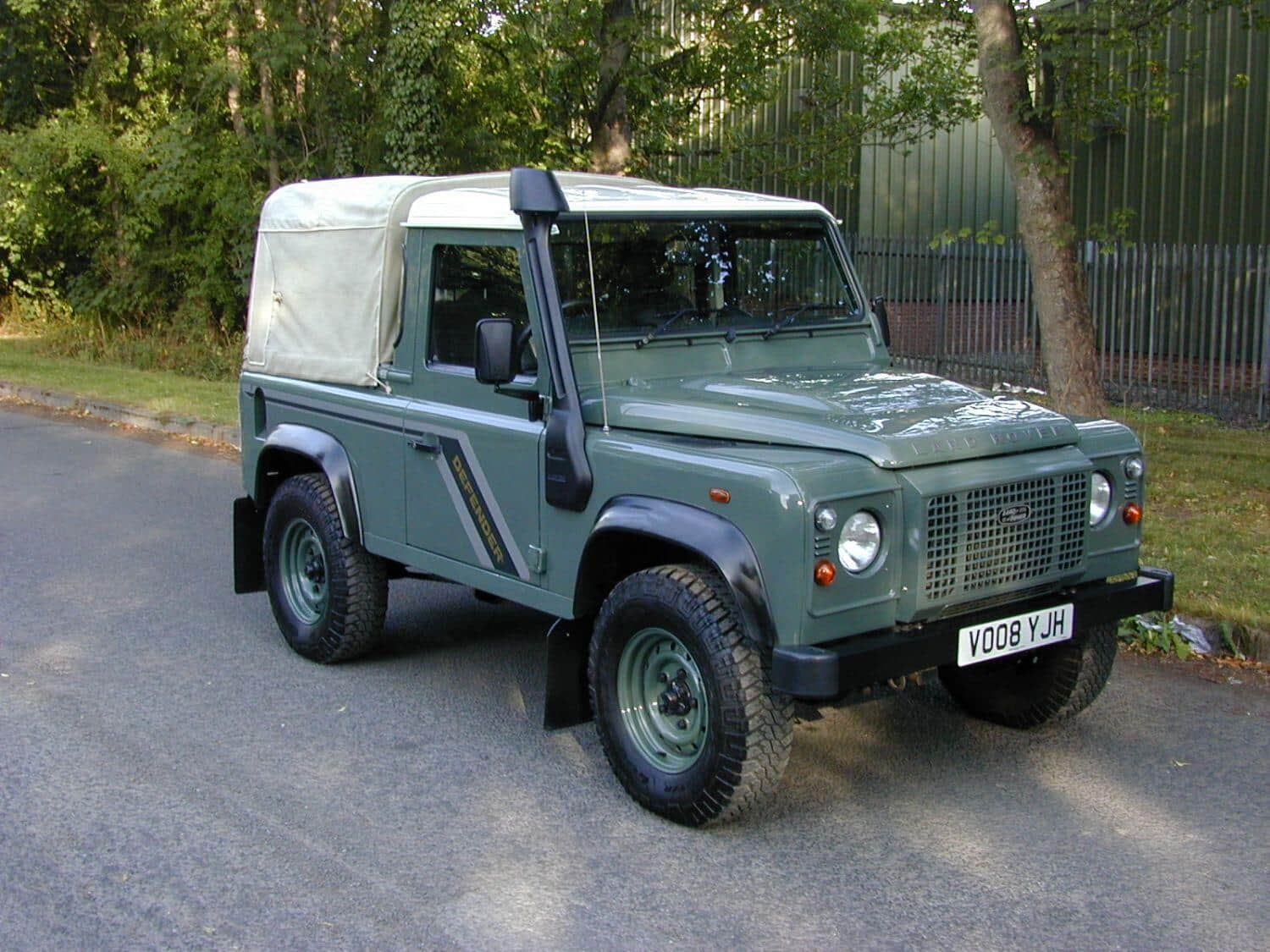 Land Rover Defender 90 - image 1 of 70