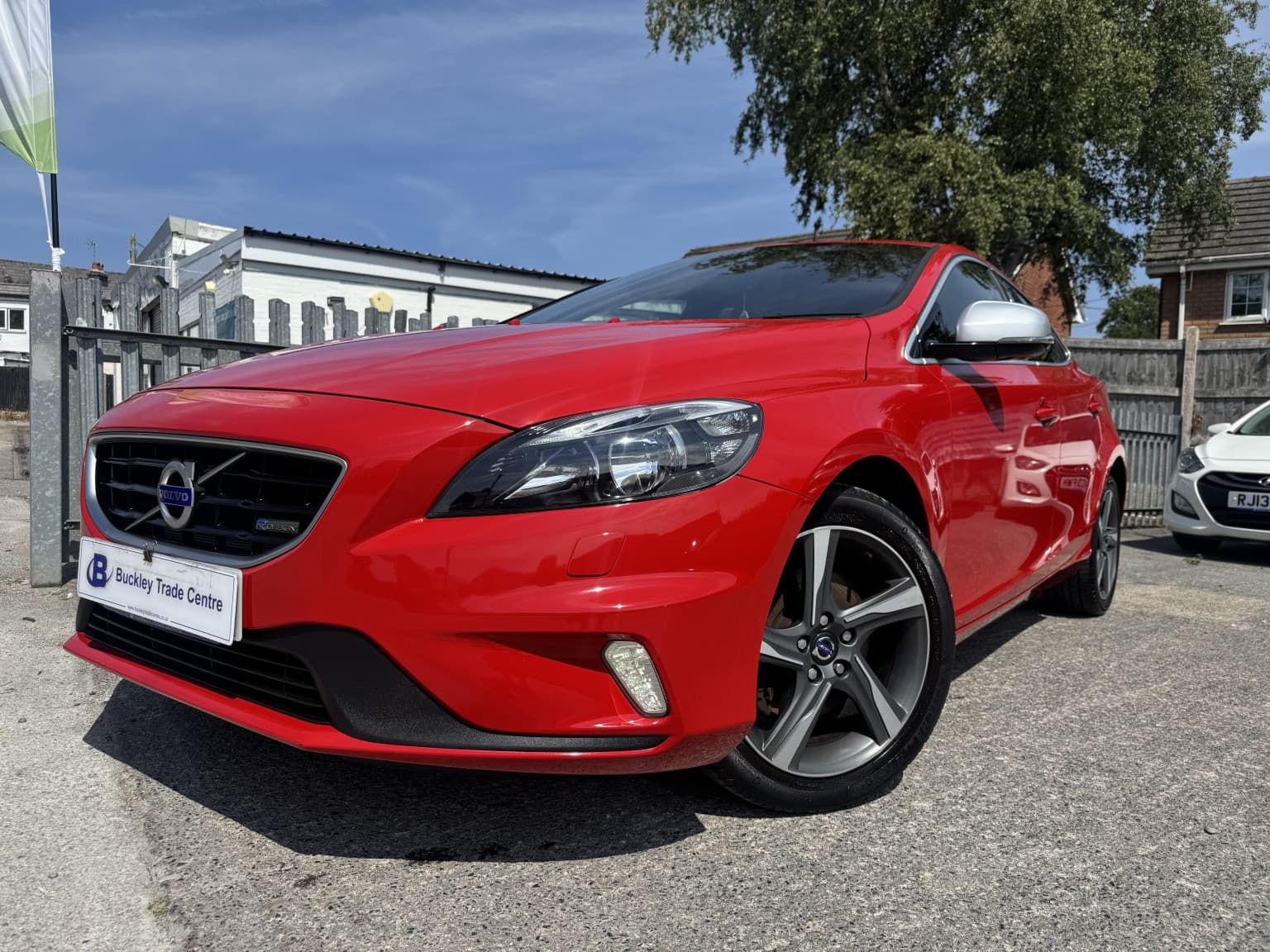 Volvo V40 - image 1 of 37