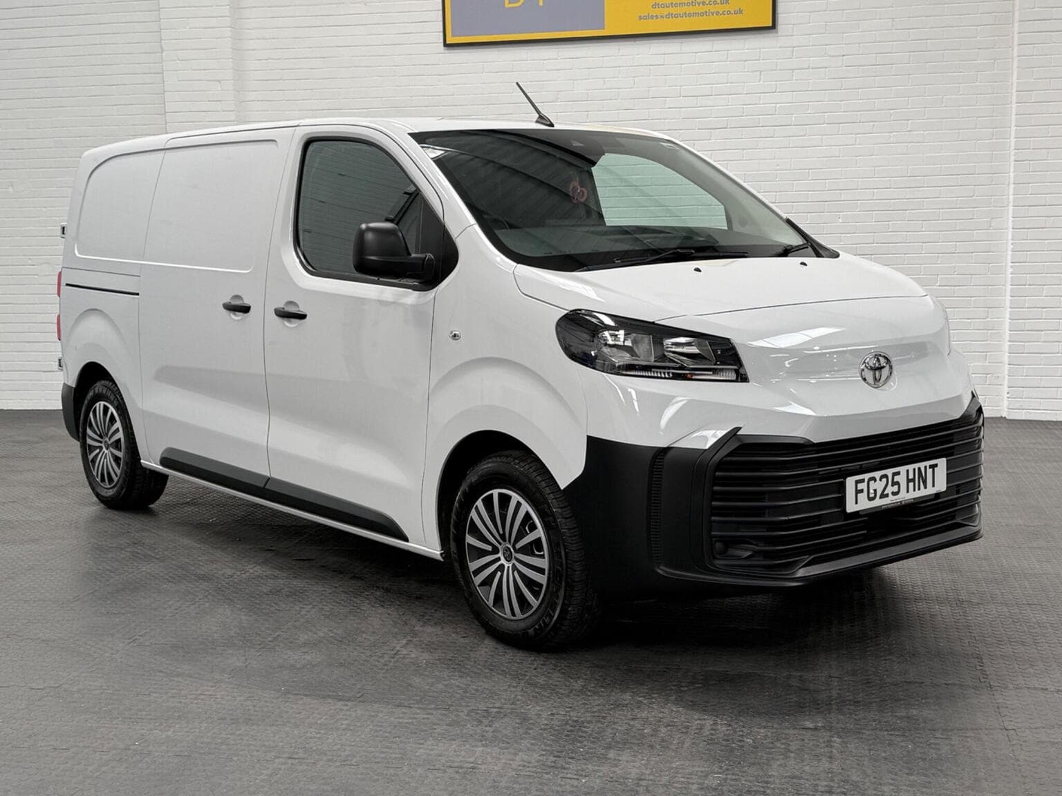 Toyota Proace - image 1 of 96