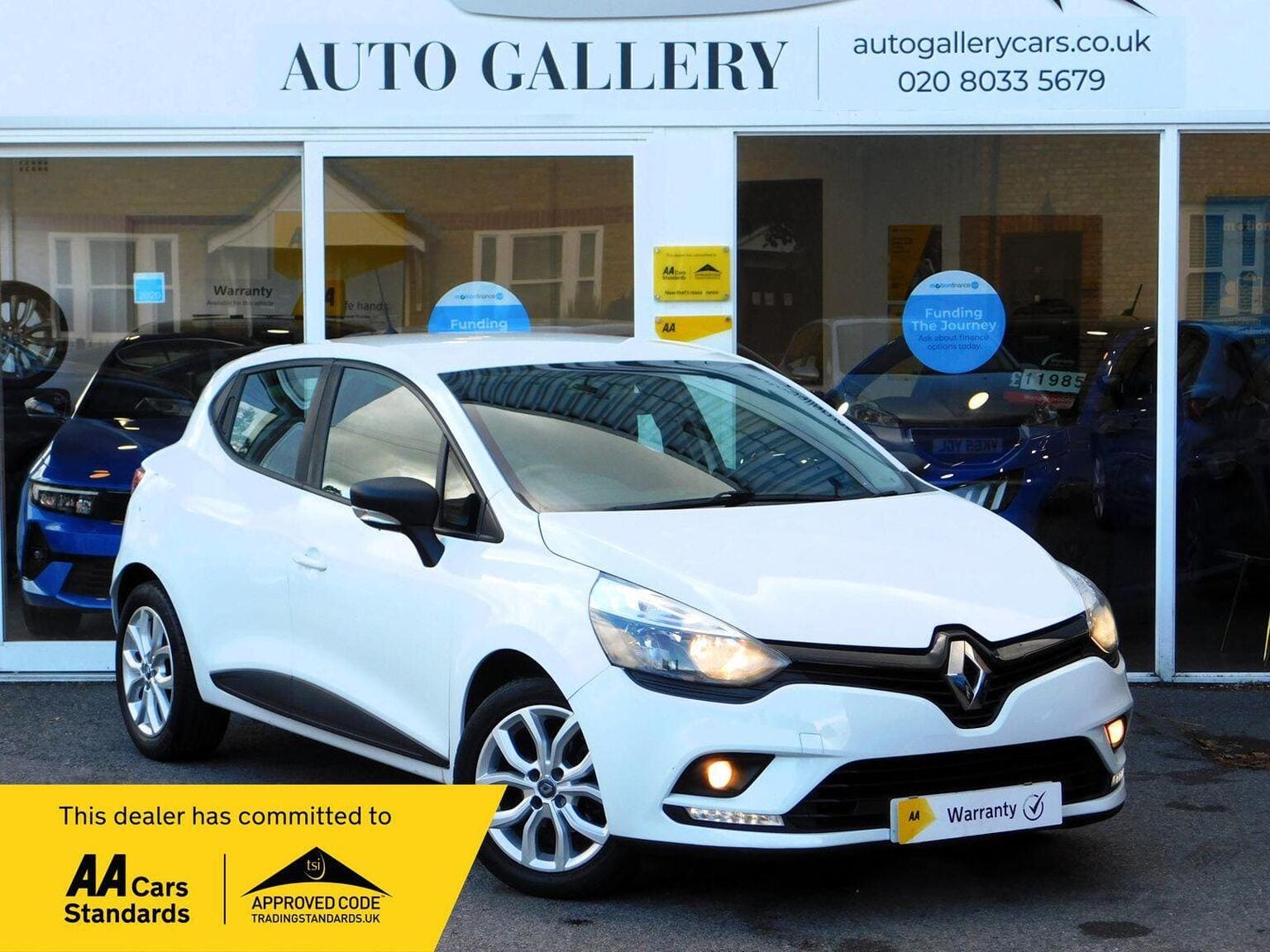 Renault Clio - image 1 of 100
