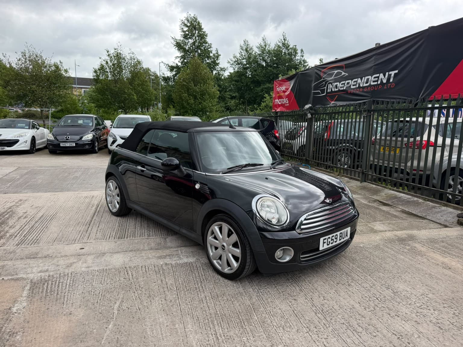 MINI Convertible - image 1 of 29