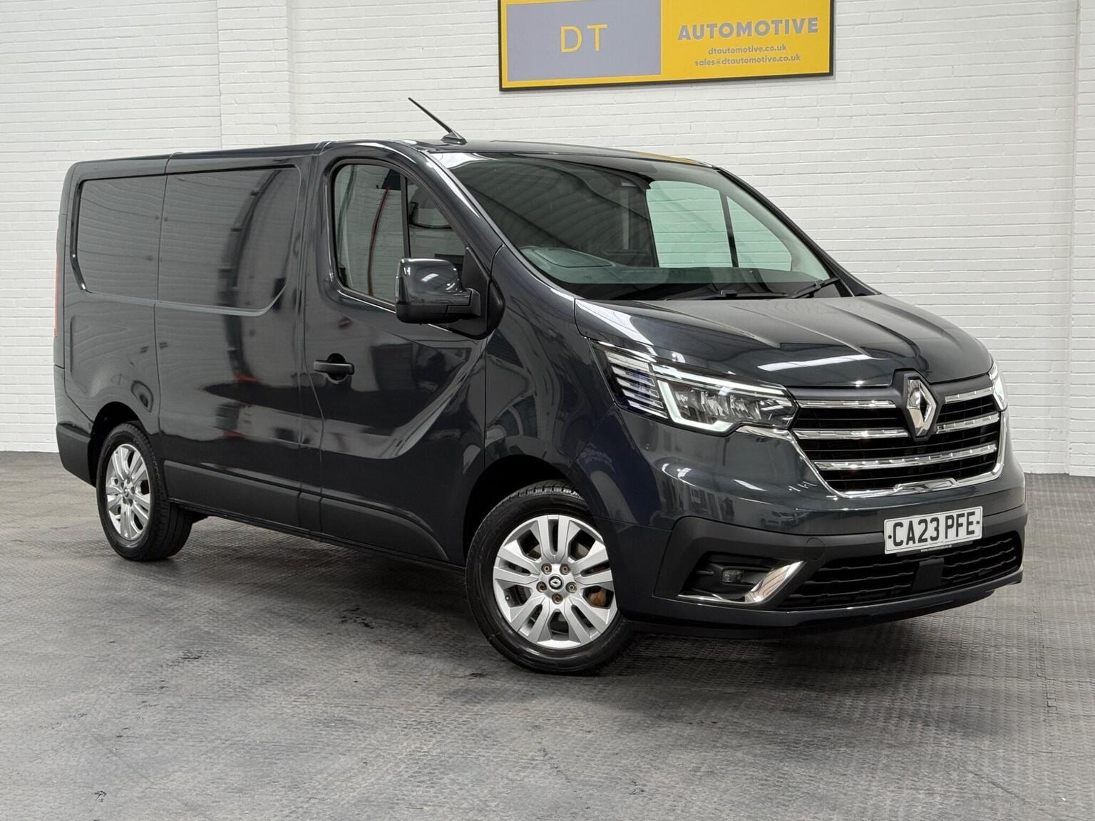 RENAULT TRAFIC - image 1 of 99