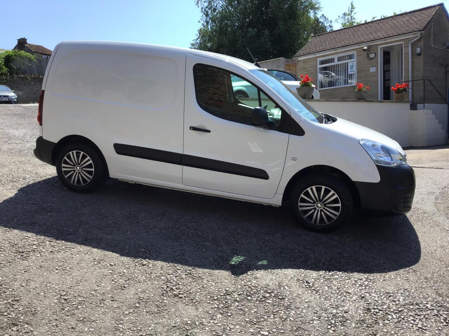 Peugeot Partner - image 1 of 15