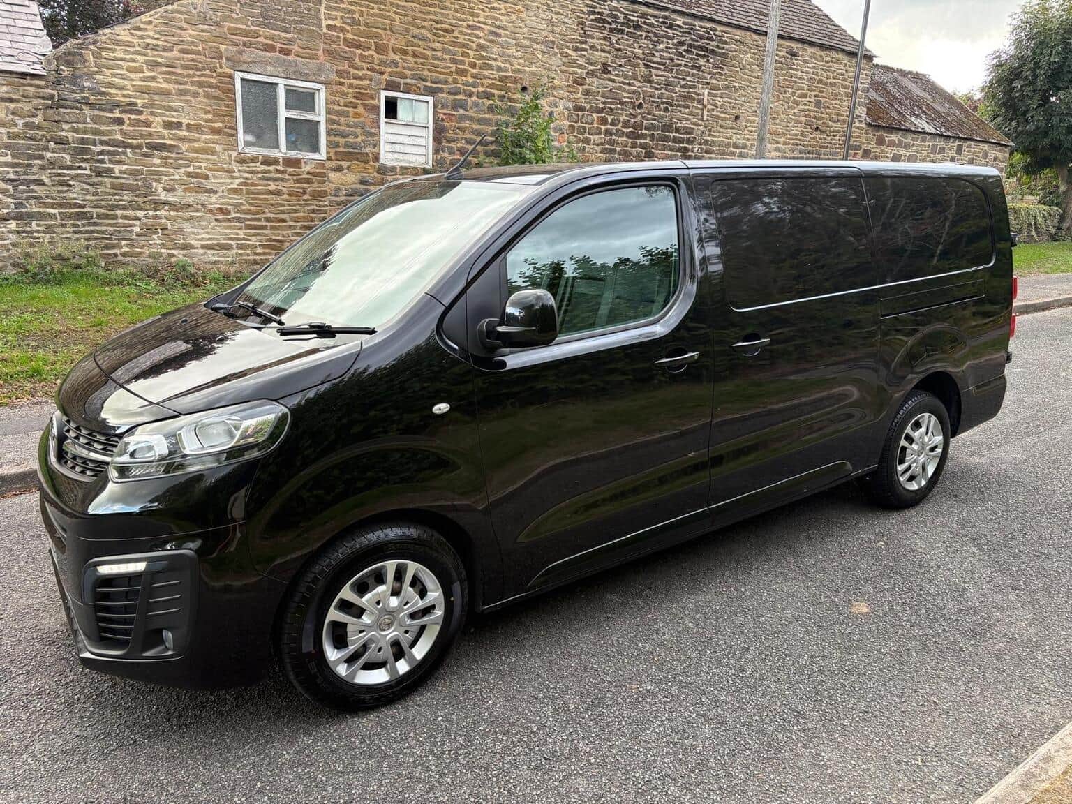Vauxhall Vivaro - image 1 of 9