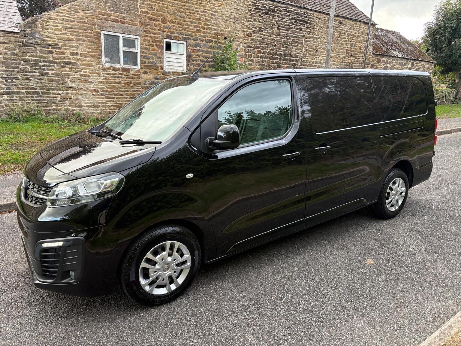 Vauxhall Vivaro - image 1 of 9