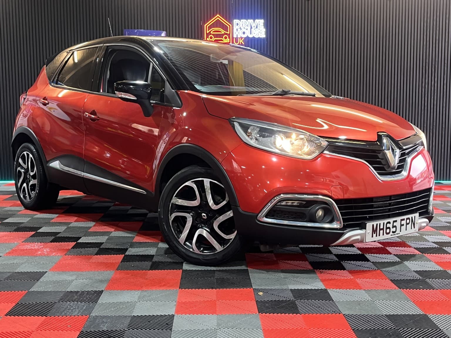 Renault Captur - image 1 of 45