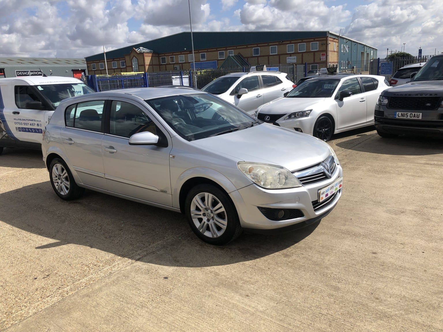 Vauxhall Astra - image 1 of 25