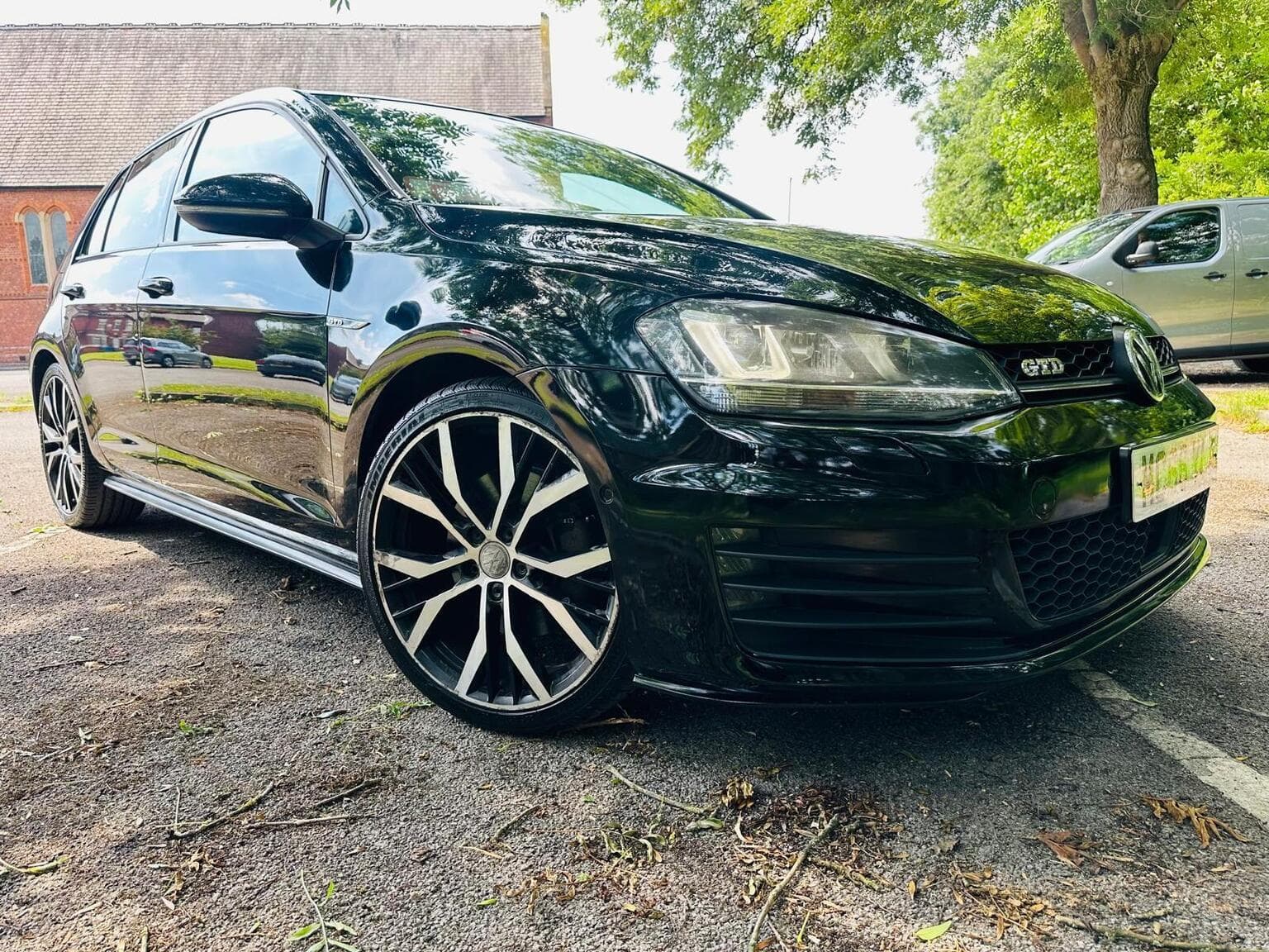 Volkswagen Golf - image 1 of 53