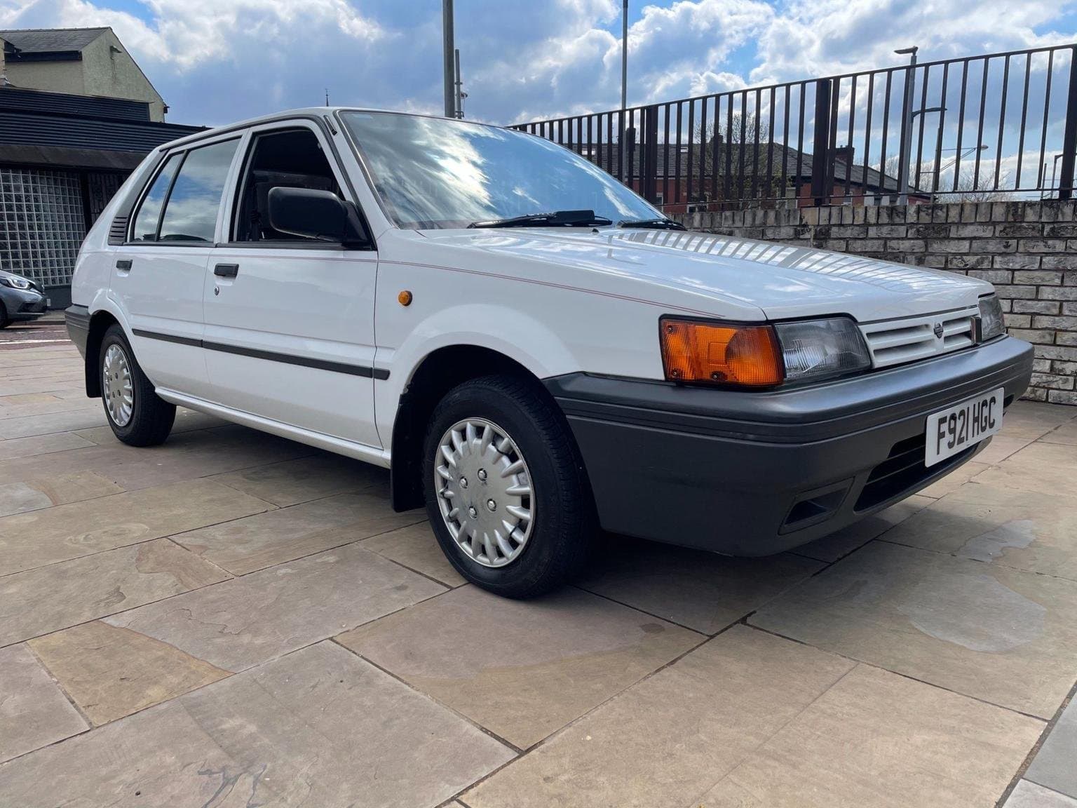 Nissan Sunny - image 1 of 16