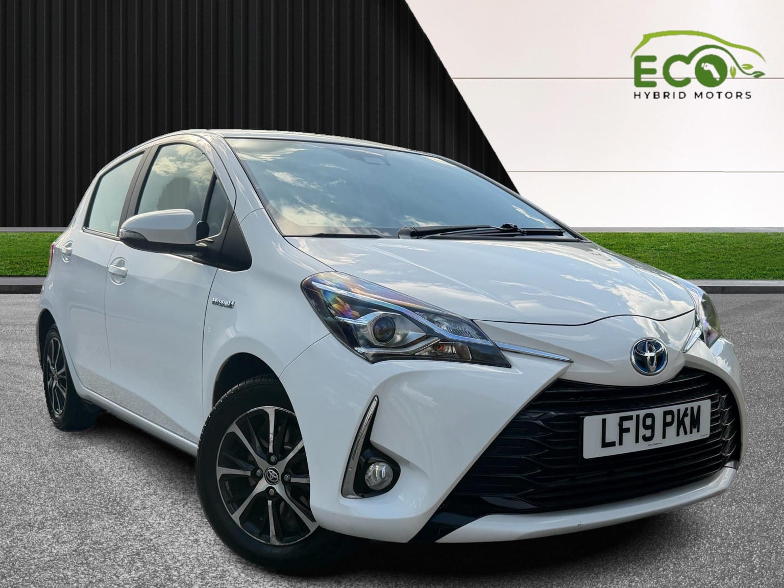 Toyota Yaris - image 1 of 53