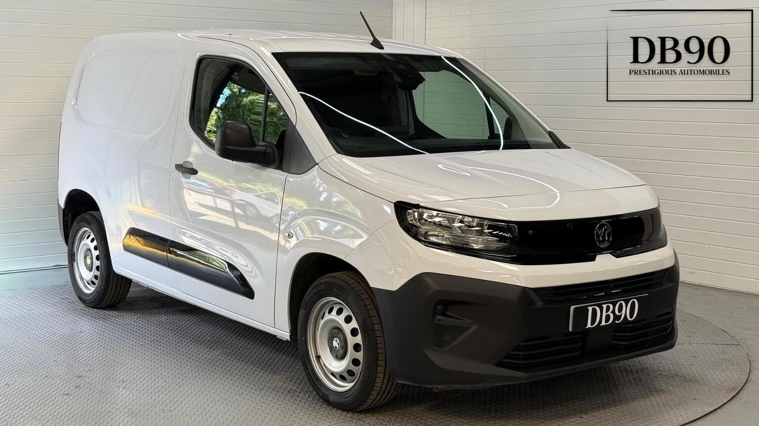 Vauxhall Combo - image 1 of 45