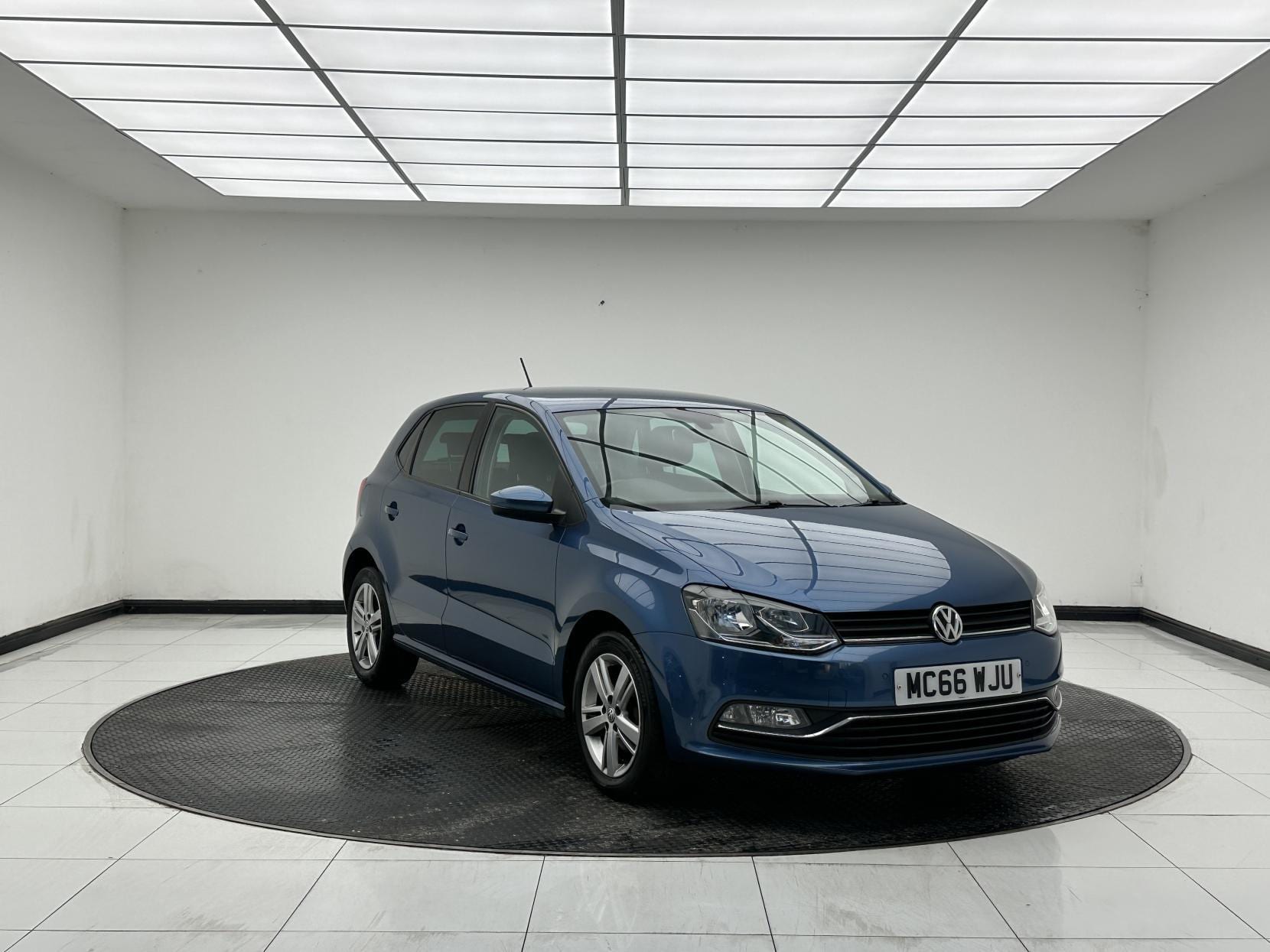 Volkswagen Polo - image 1 of 49