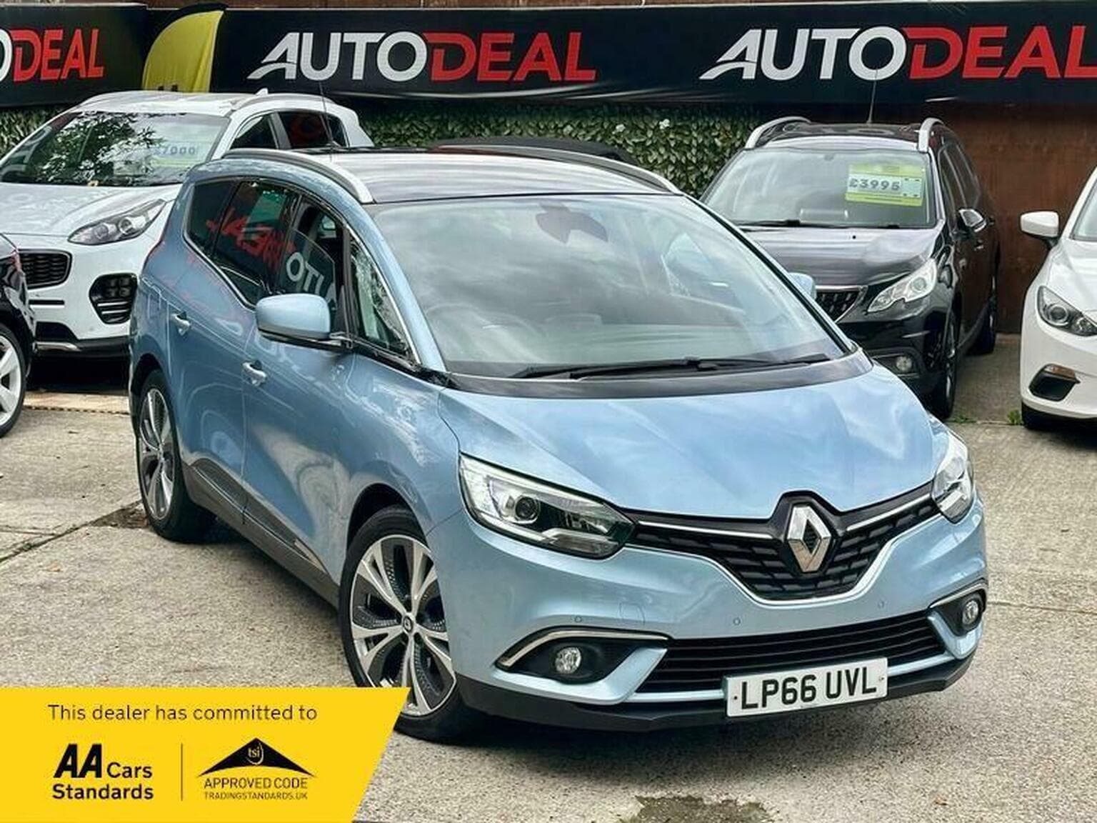 Renault Grand Scenic - image 1 of 59