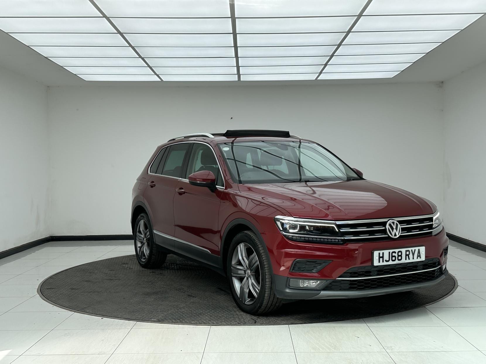 Volkswagen Tiguan - image 1 of 54