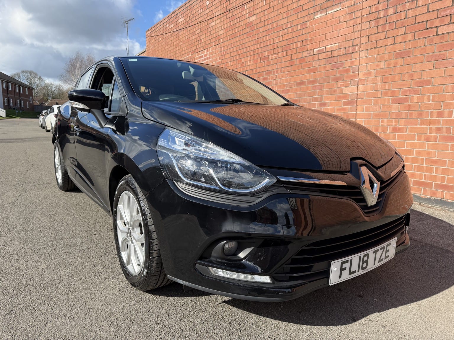 Renault Clio - image 1 of 19