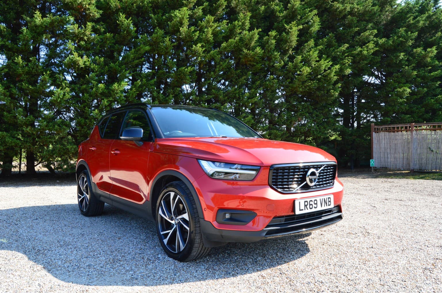 Volvo XC40 - image 1 of 43