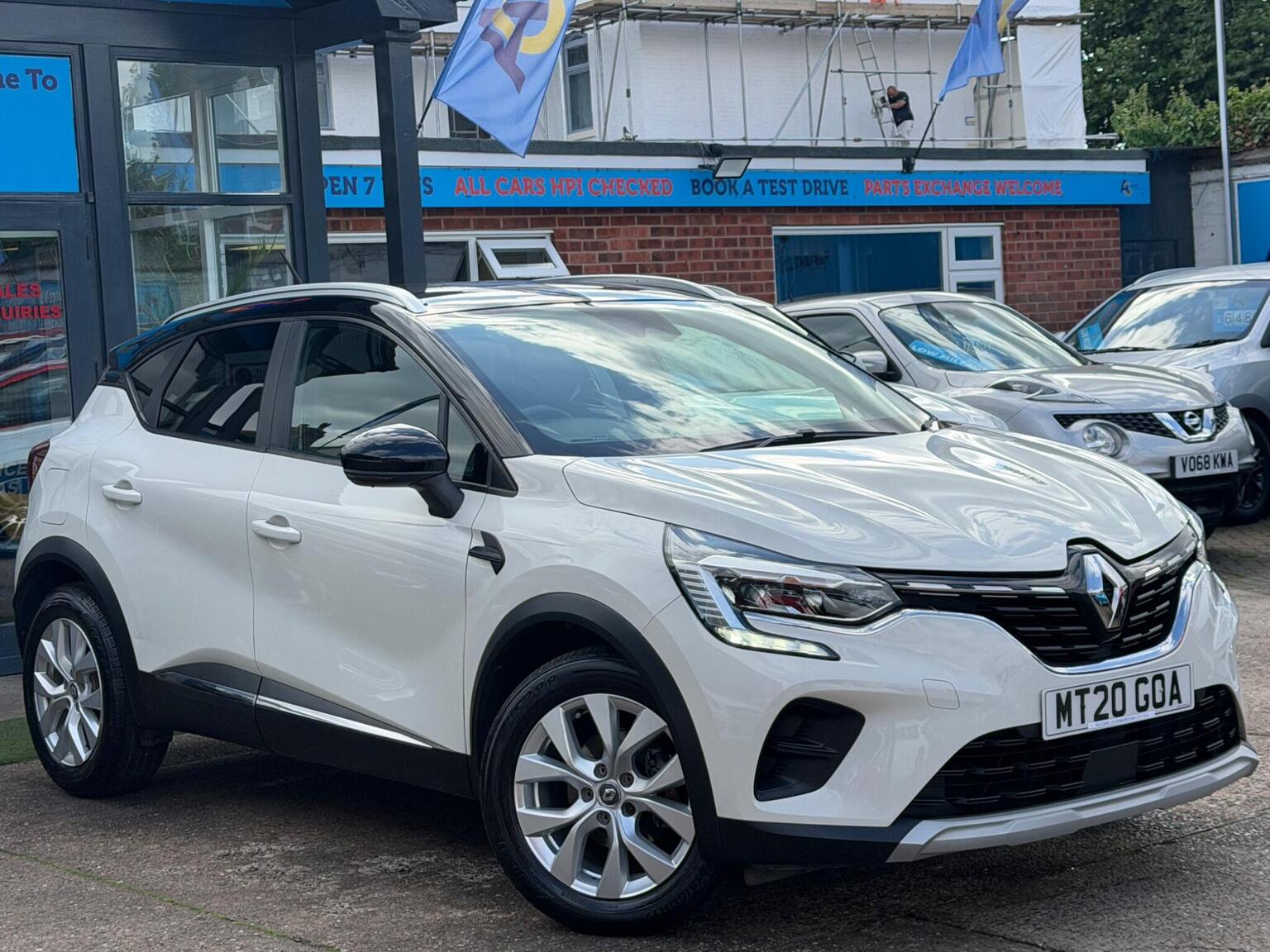 Renault Captur - image 1 of 57